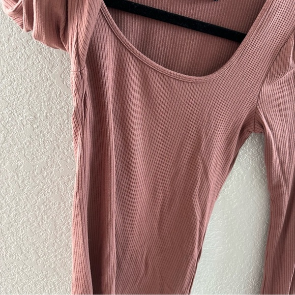 Abercrombie & Fitch Long-Sleeve Scoop-Neck Tee in terracotta red - Picture 4 of 6